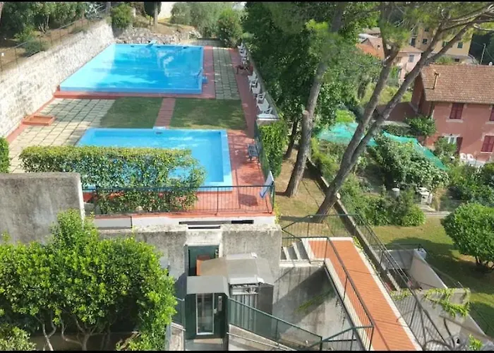 Privata Nell'appartamento In Zona Residenziale Con 2 Piscine Vendégház